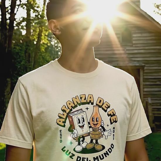 Video cinemático en bucle mostrando la calidad de la camiseta cristiana premium Alianza de Fe Luz del Mundo - Lumina Gráfica
