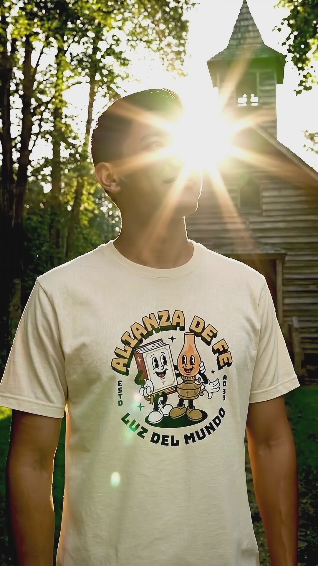 Video cinemático en bucle mostrando la calidad de la camiseta cristiana premium Alianza de Fe Luz del Mundo - Lumina Gráfica